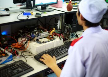 Elektrostatik im KMU: Risiken und Schutz 2026